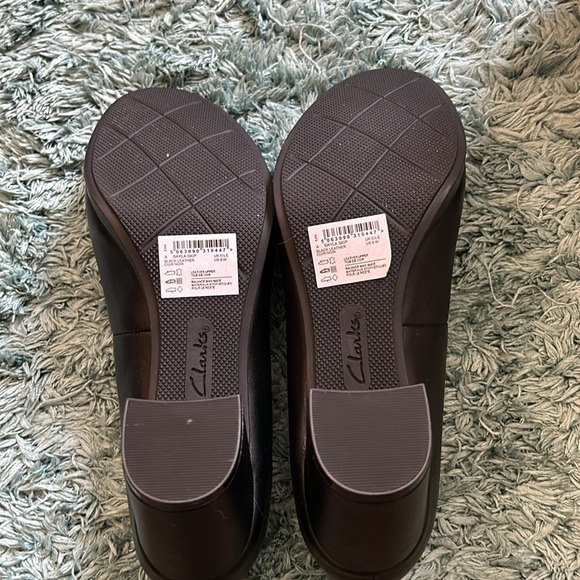 Clarks Bayla Skip Pump- new never worn black, size 8 wide - Picture 6 of 8